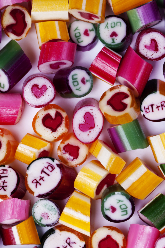Разноцветные конфеты с надписями