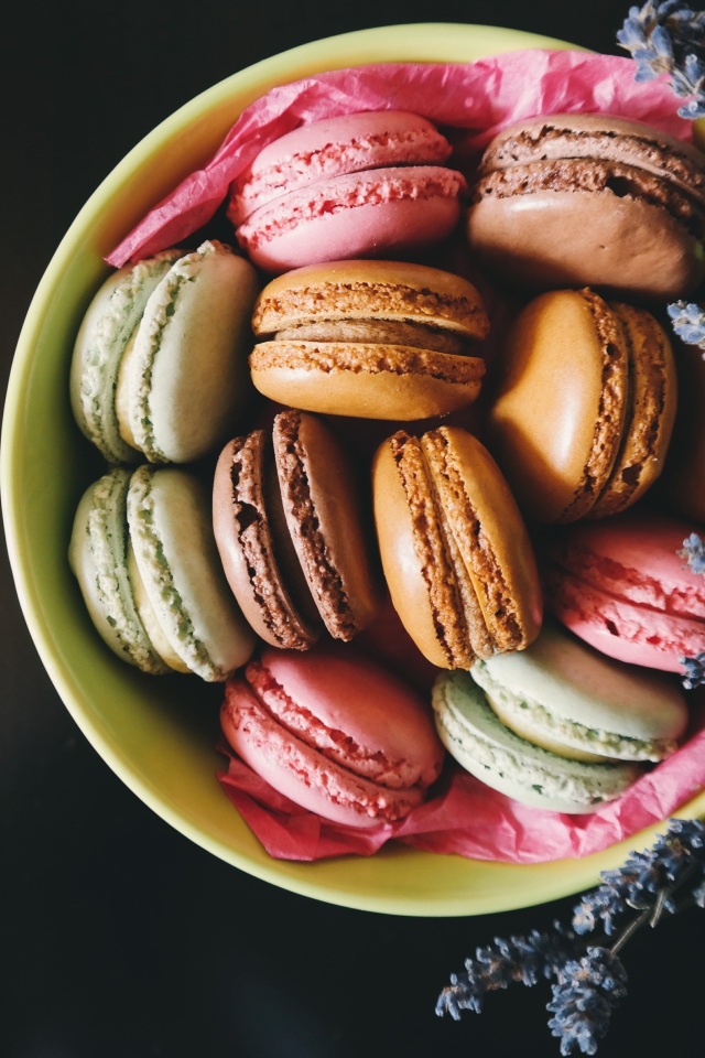 Разноцветные макаруны в тарелке 