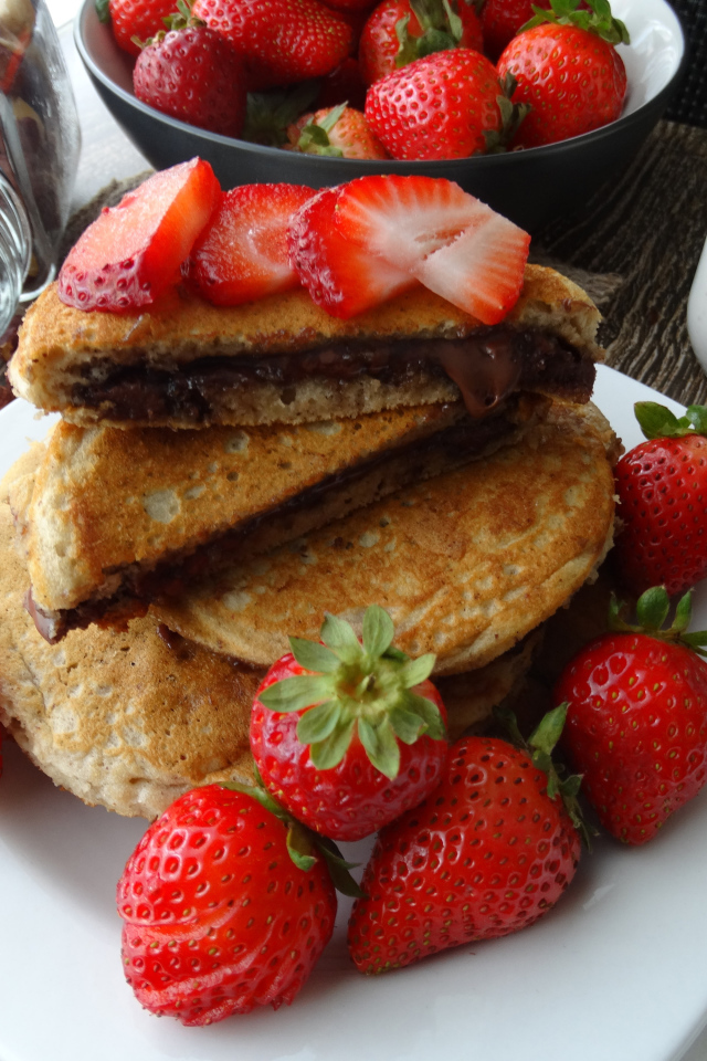 Оладьи с шоколадом и свежей клубникой