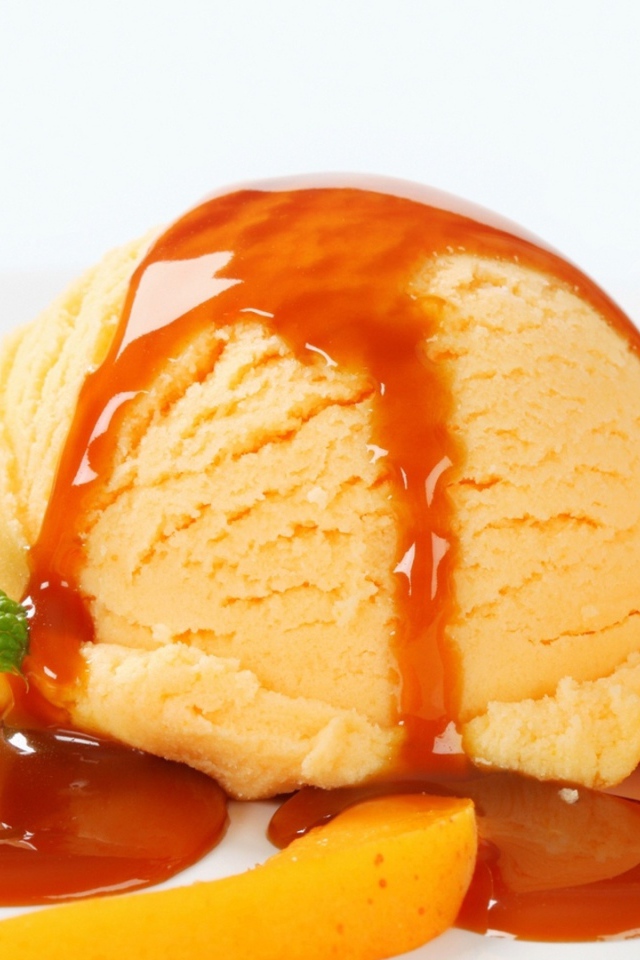 Персиковое мороженое с фруктами и джемом 