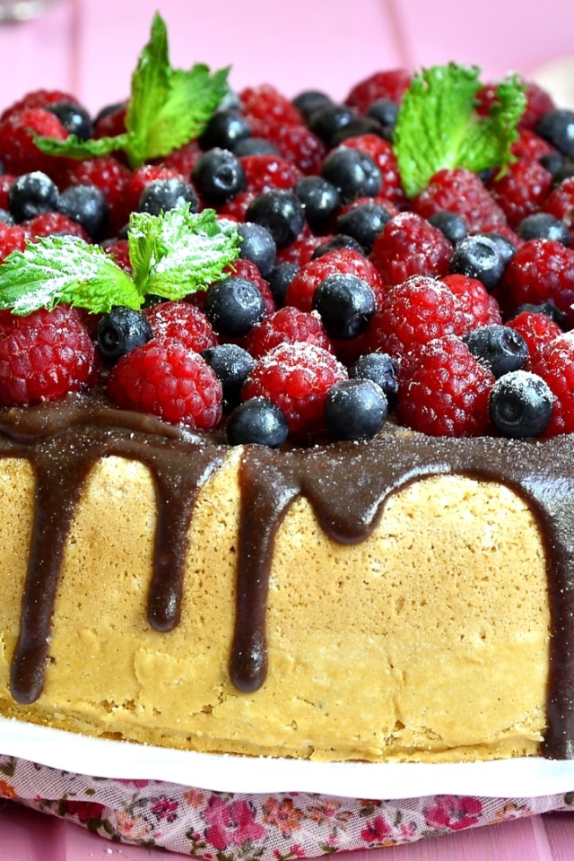 Пирог с шоколадом и свежими ягодами малины и черники 