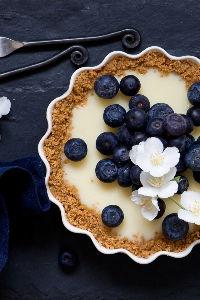 Пирог с кремом и черникой на десерт