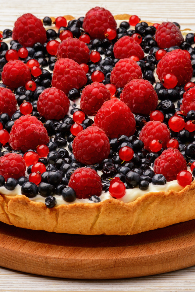 Пирог со свежей малиной  и черникой 