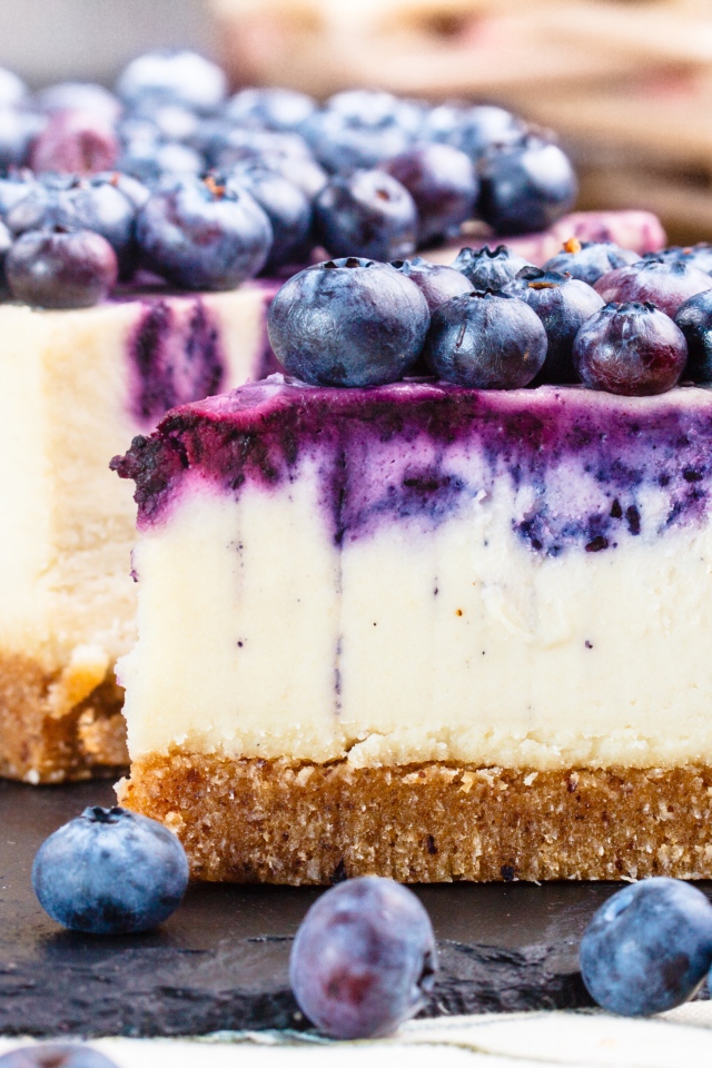 Кусочки чизкейка с ягодами вкусной черники