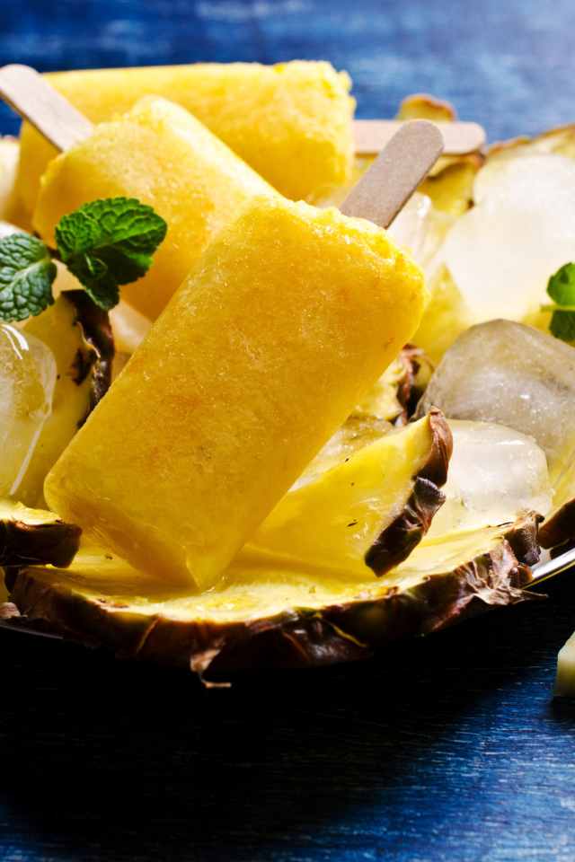 Ананасовое мороженое со льдом лежит на кусочках свежего ананаса