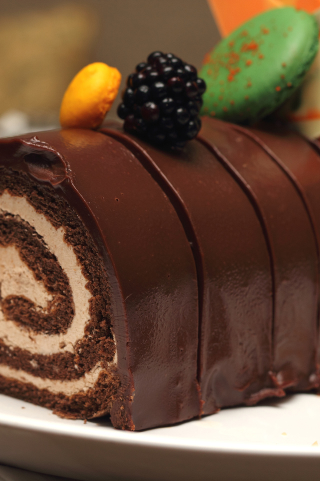 Рулет с кремом в шоколаде с ягодами 