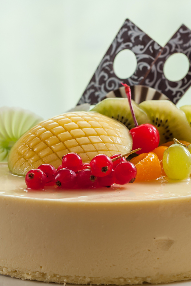 Круглый аппетитный чизкейк с ягодами  и фруктами