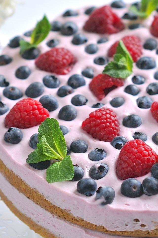 Круглый торт со свежей клубникой и черникой