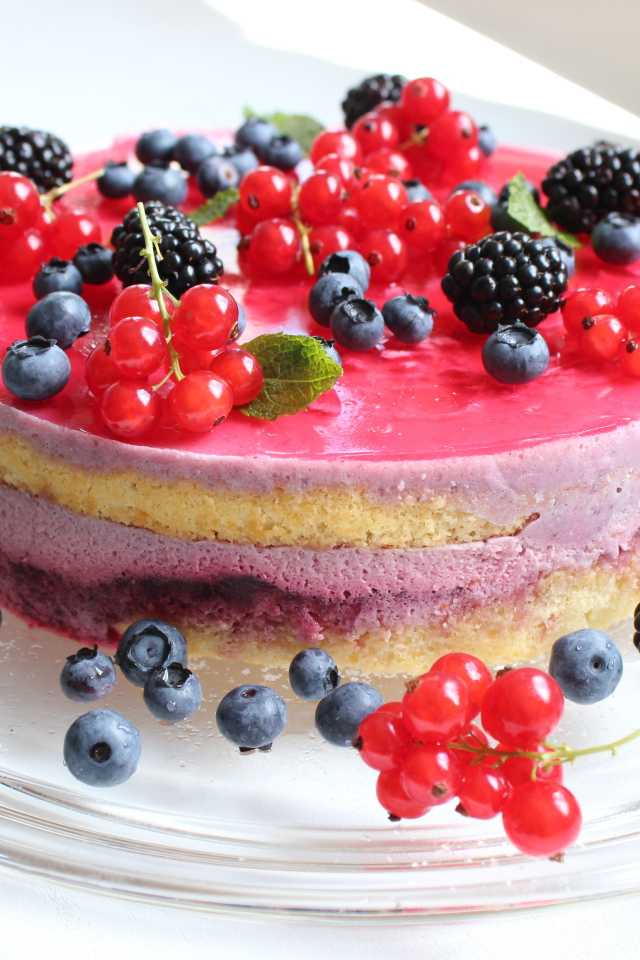 Круглый торт с суфле, ягодами черники, ежевики и красной смородины
