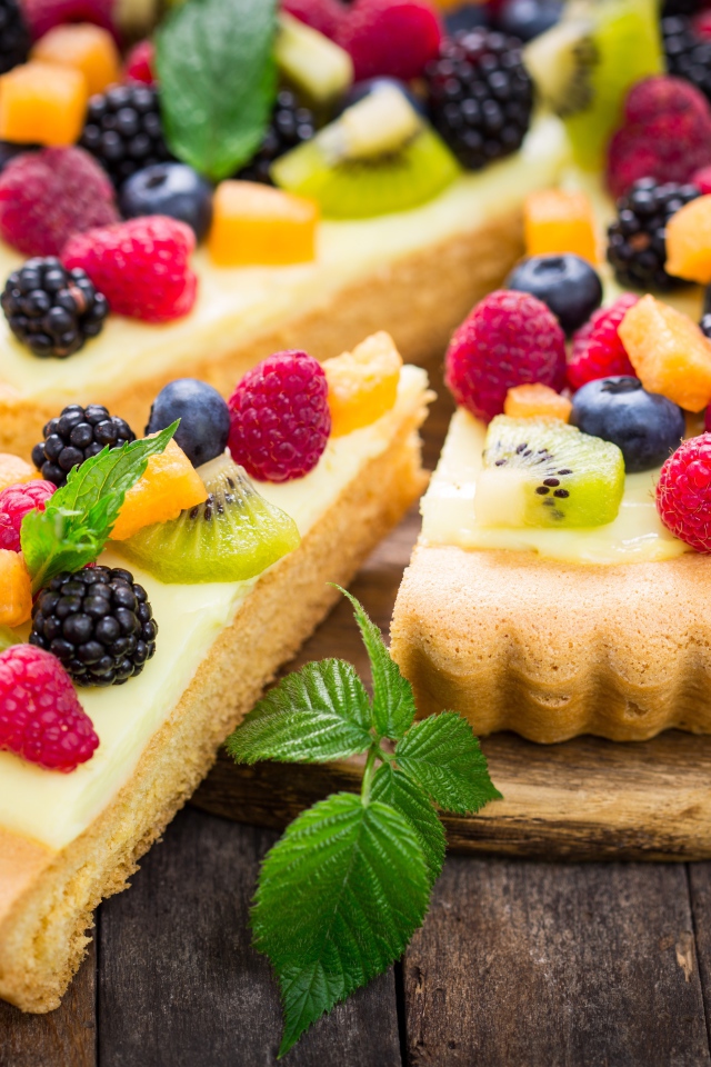 Песочный пирог со свежими ягодами и мятой