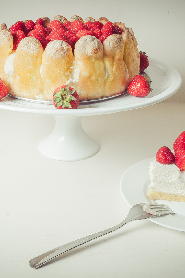 Песочный пирог с ягодами клубники и сливками