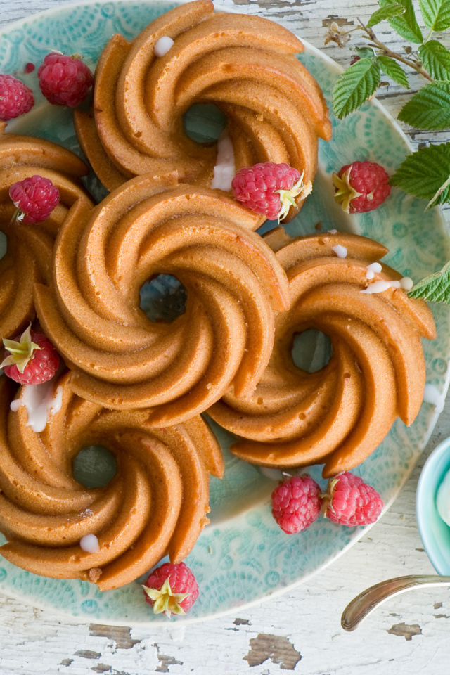 Песочное печенье на тарелке с ягодами малины