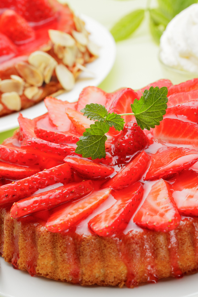 Пирог из песочного теста с ягодами клубники