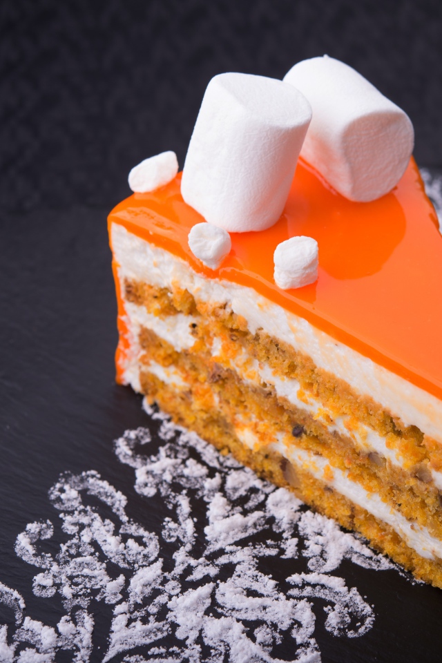 Кусочек апельсинового торта с маршмеллоу