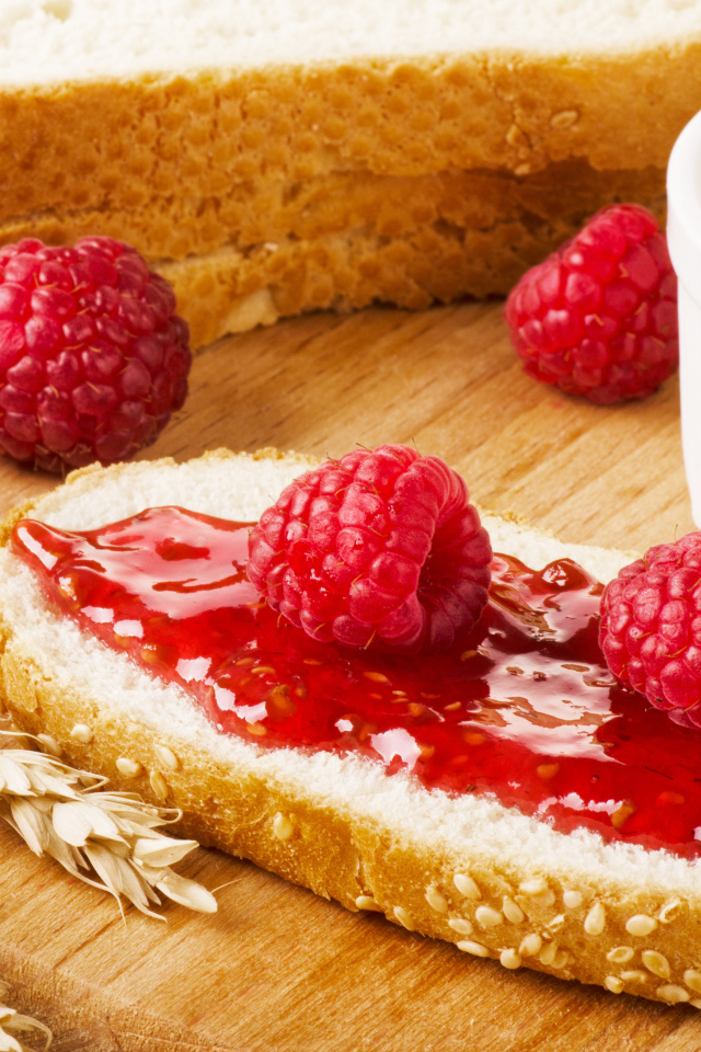 Кусочек белого хлеба с малиновым джемом 