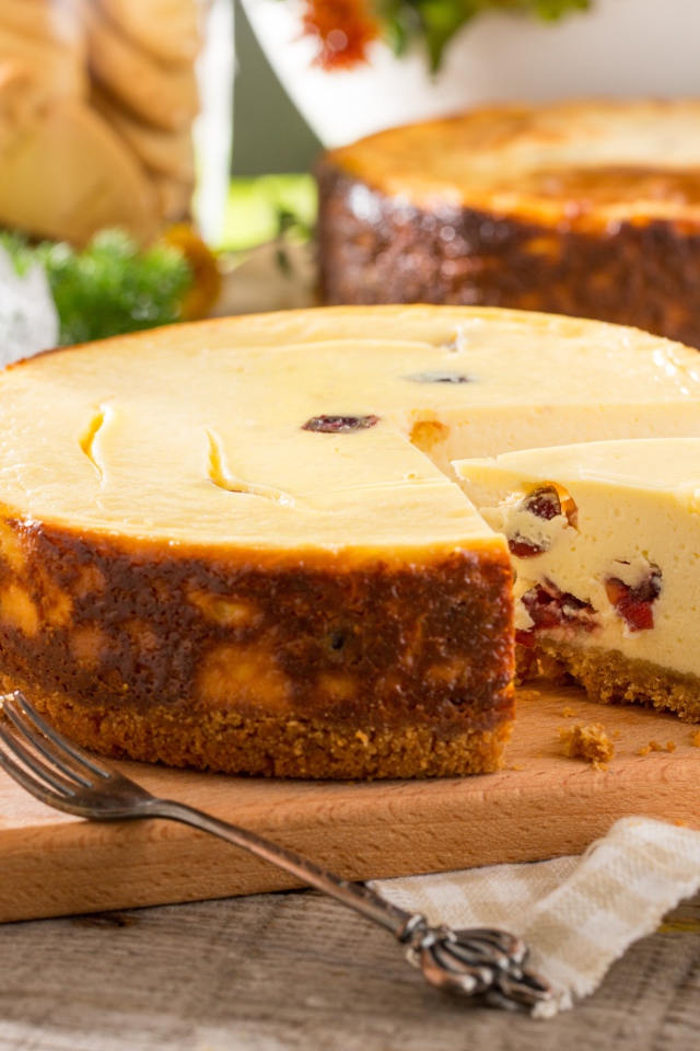 Нарезанный чизкейк на разделочной доске