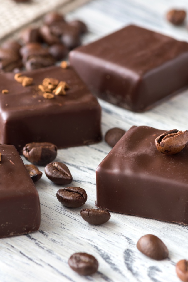Квадратные шоколадные конфеты с кофейными зернами