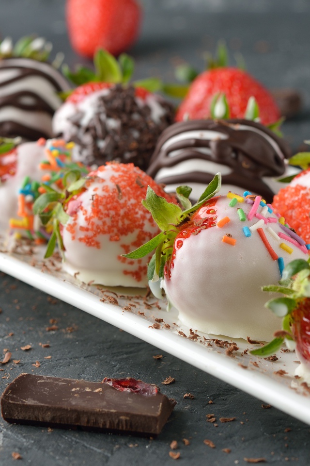 Клубника в белом и черном шоколаде