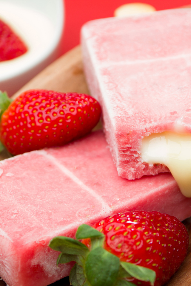 Клубничное мороженое на палочке со сгущенкой