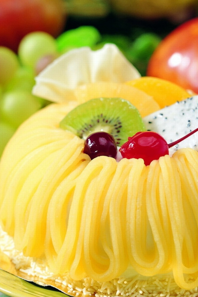 Сладкое пирожное с кремом, киви и вишней