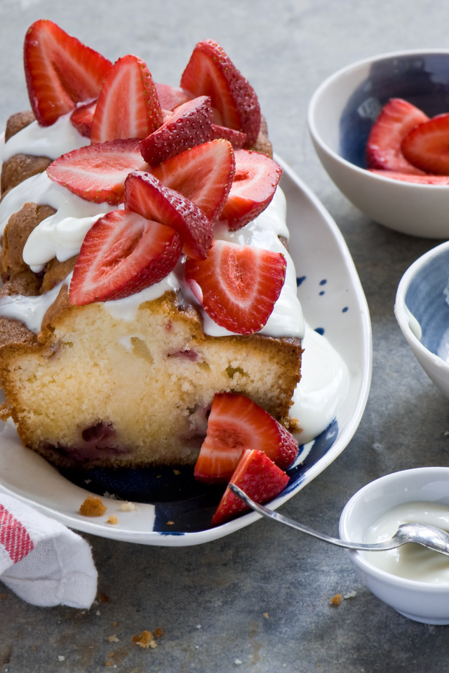 Сладкий кекс со свежей клубникой и сливками 