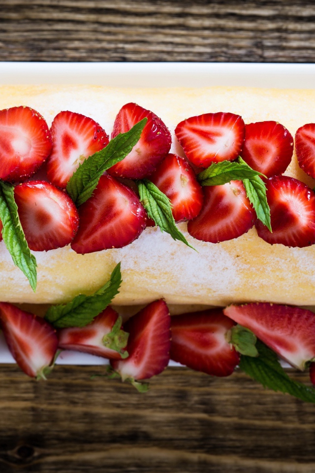 Сладкий сливочный рулет со свежей клубникой 