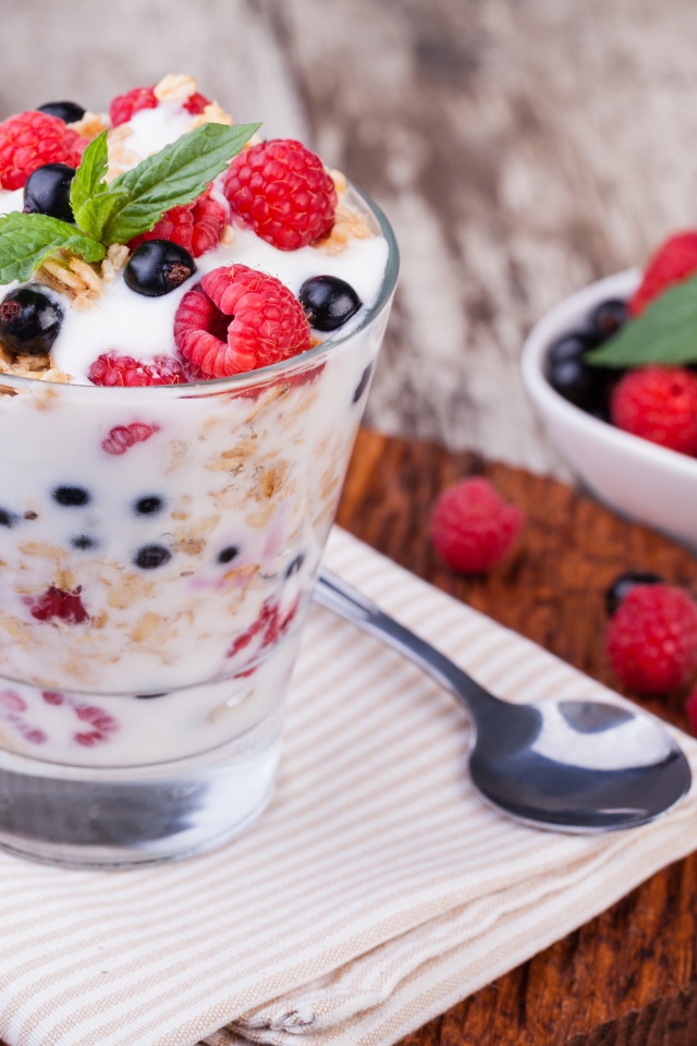 Сладкий десерт с овсяными хлопьями, йогуртом и ягодами малины и смородины