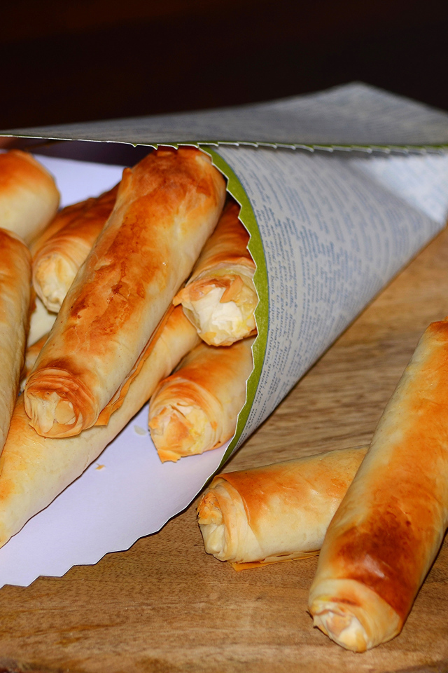 Сладкая выпечка с творогом на столе с кувшином молока