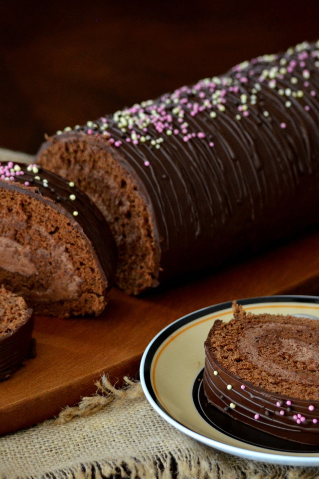 Сладкий рулет в шоколаде с шоколадным кремом