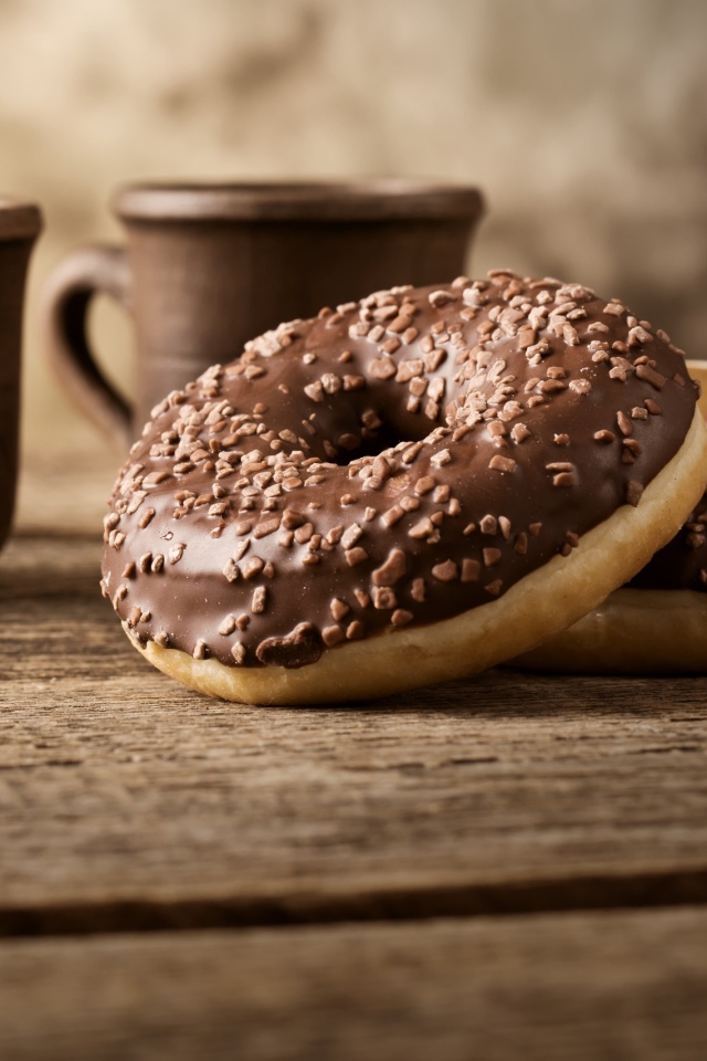 Сладкие круглые пончики с шоколадом на столе 