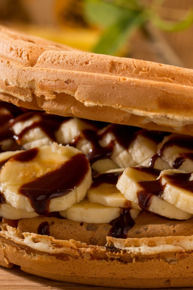 Сладкие вафли с бананами и шоколадом