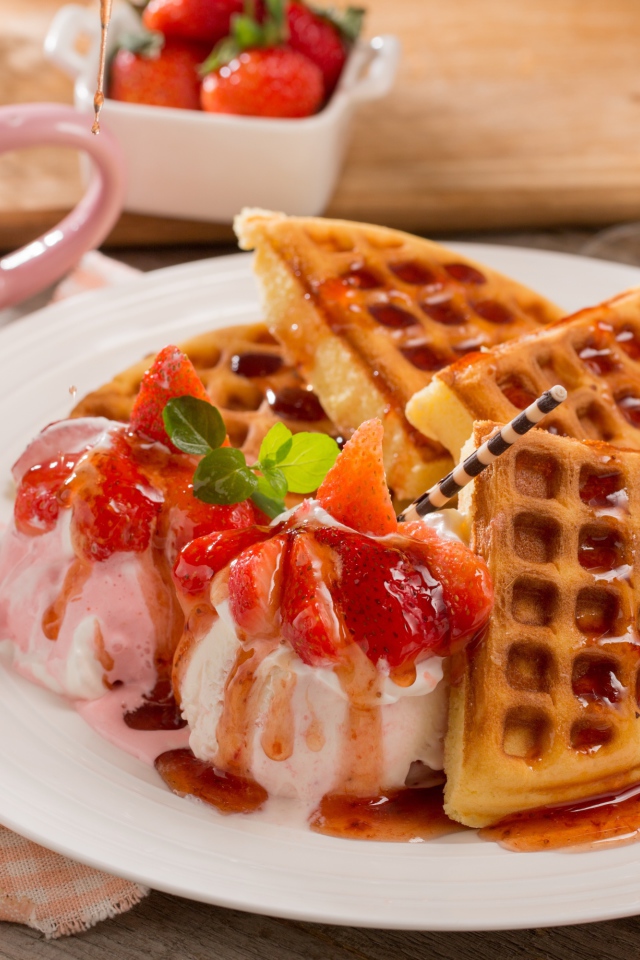 Сладкие вафли с мороженым и клубничным джемом