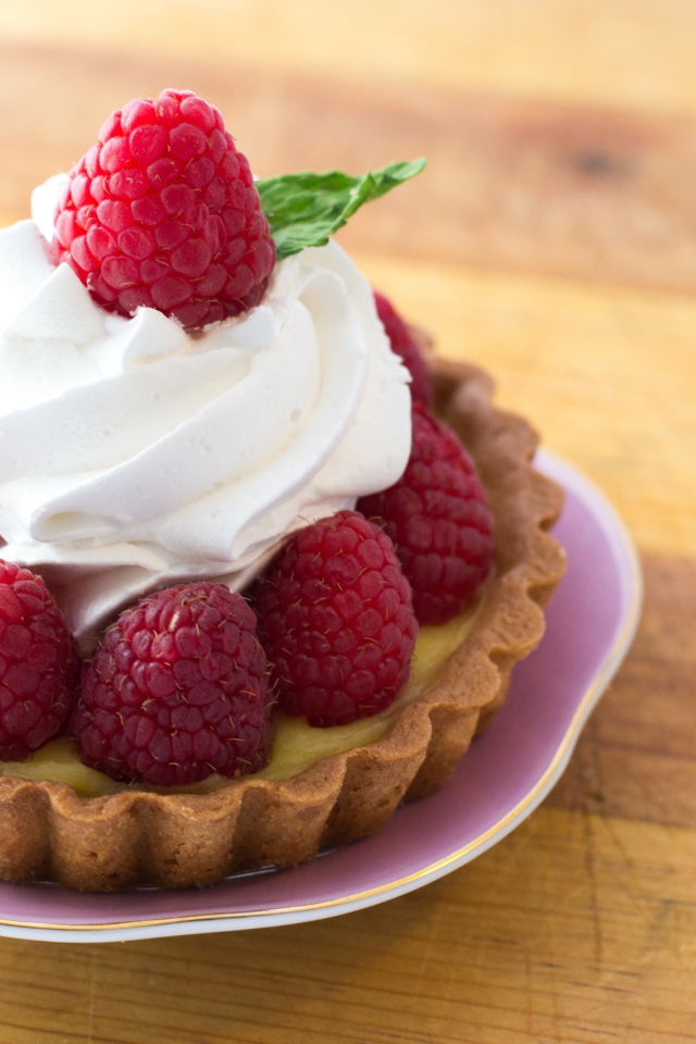 Тарт с кремом и свежей малиной 