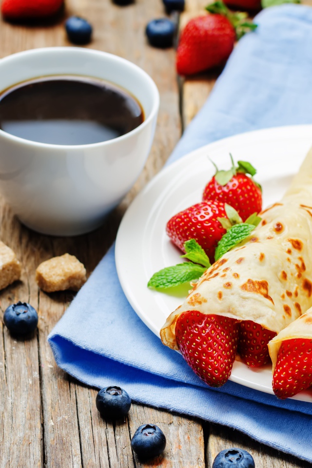 Тонкие блинчики с клубникой и кофе на завтрак