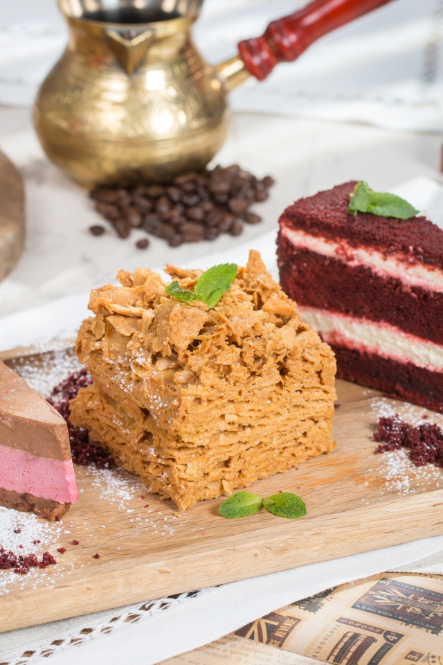 Три аппетитных куска торта на разделочной доске