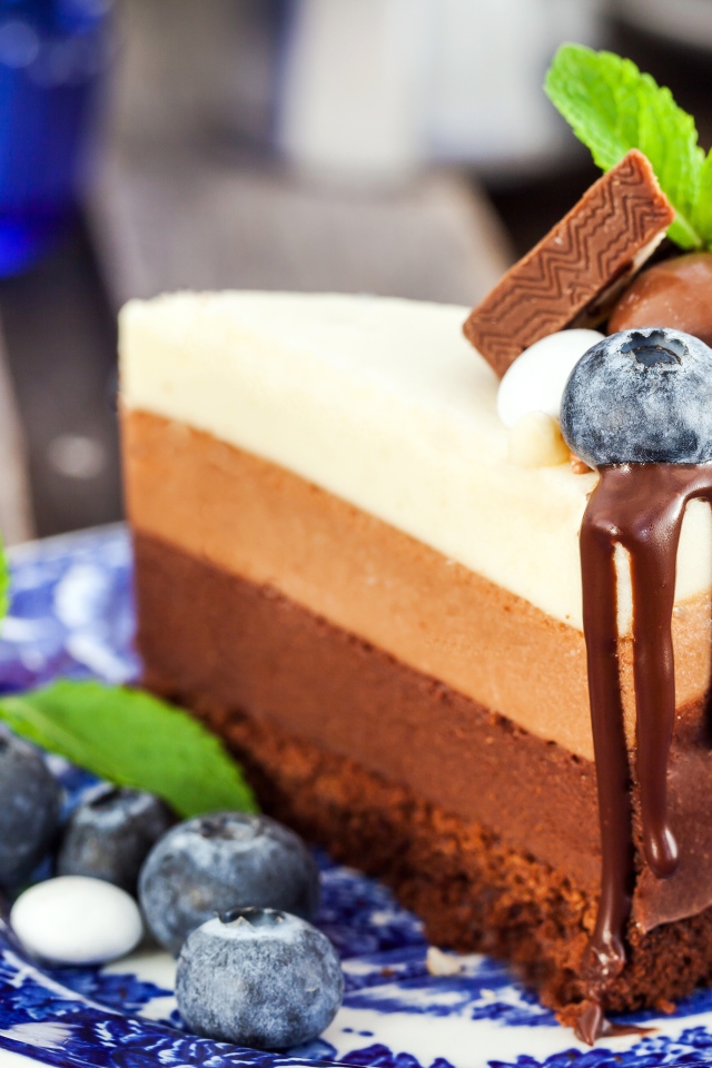 Торт три шоколада с ягодами черники