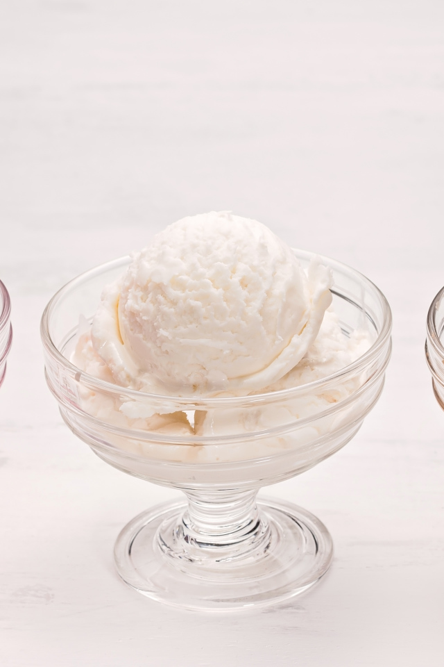 Три креманки с шариками мороженого