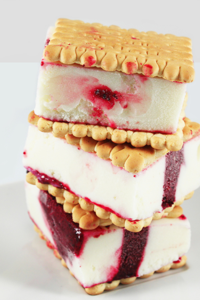 Три кусочка мороженого с печеньем на сером фоне