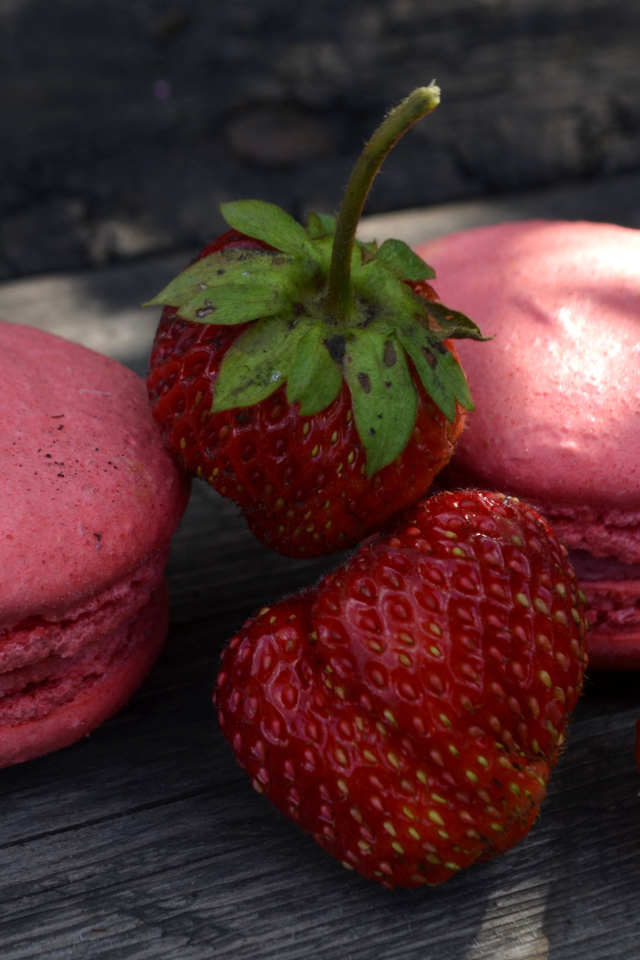 Два аппетитных макарона с клубникой