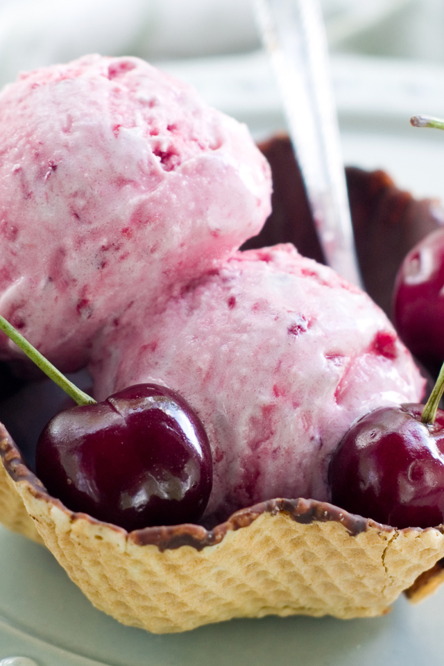 Два шарика вишневого мороженого в вафельной корзинке