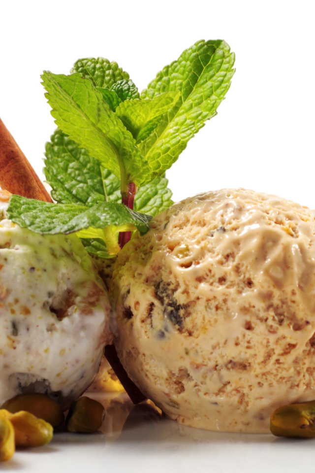 Два шарика мороженого с корицей и мятой