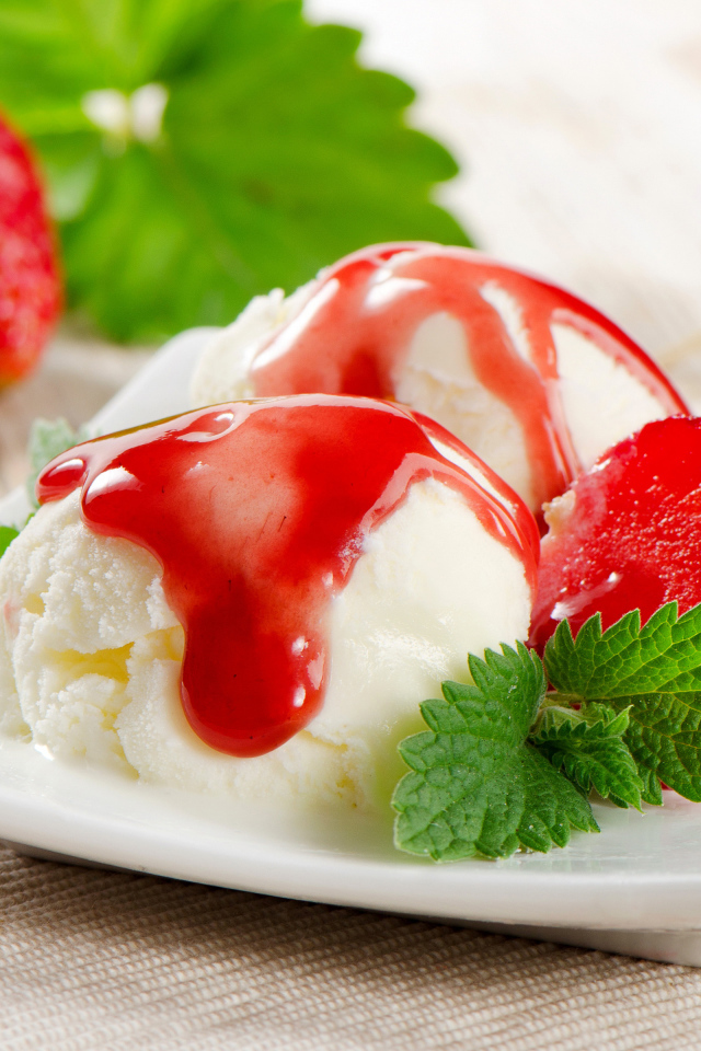 Шарики ванильного мороженого с клубничным джемом