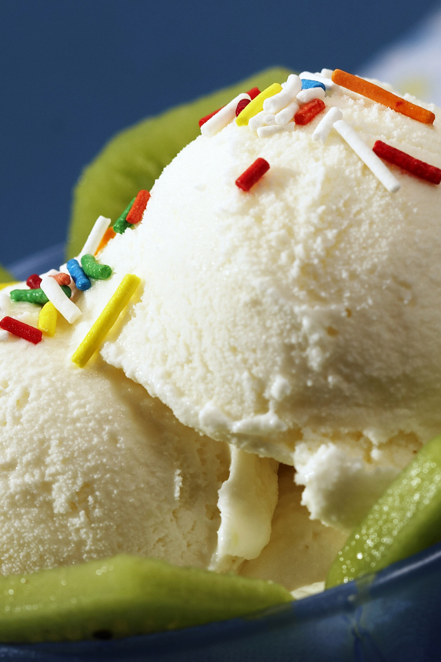 Ванильное мороженое с кусочками киви в синей тарелке