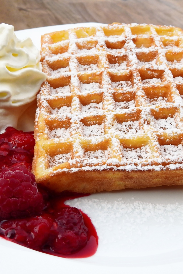 Вафли с малиновым джемом и сливками 