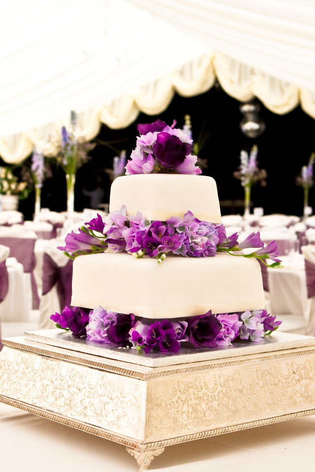 Свадебный торт со свежими цветами