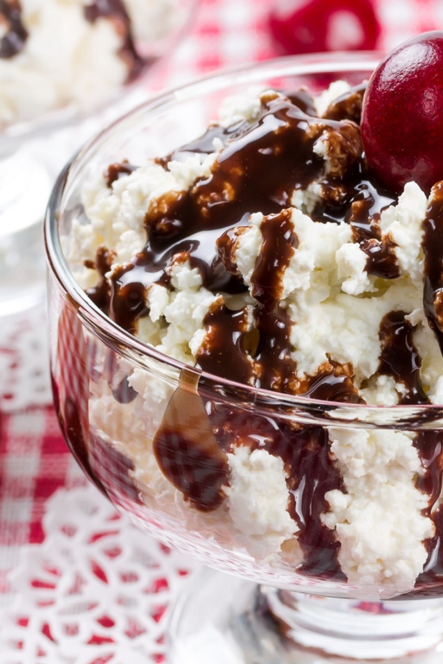 Белое сливочное мороженое с шоколадом и черешней 