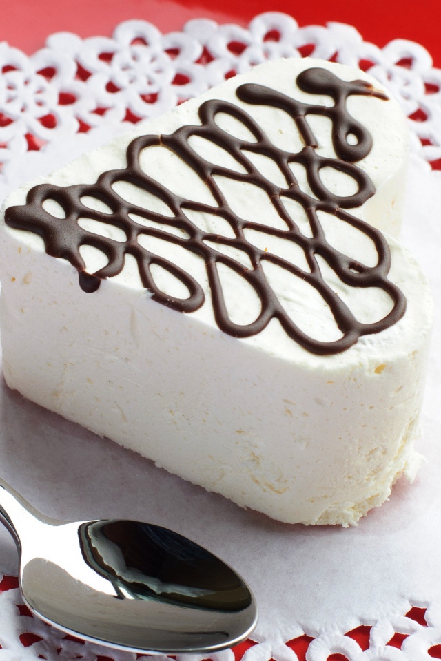 Белое пирожное в форме сердца с шоколадом