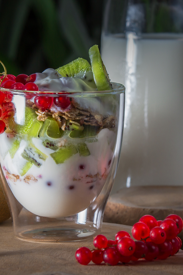 Йогурт с яблоками, киви и красной смородиной на завтрак