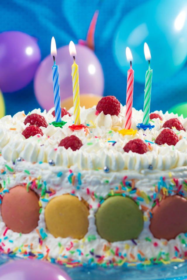 Красивый праздничный торт со свечами 