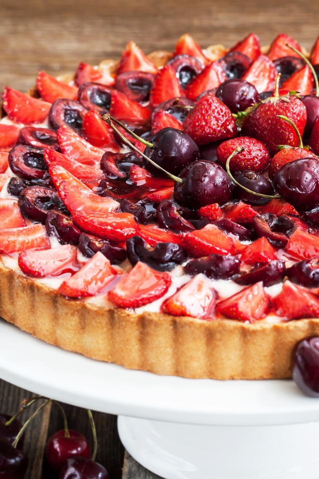 Пирог со свежей аппетитной клубникой и вишней 